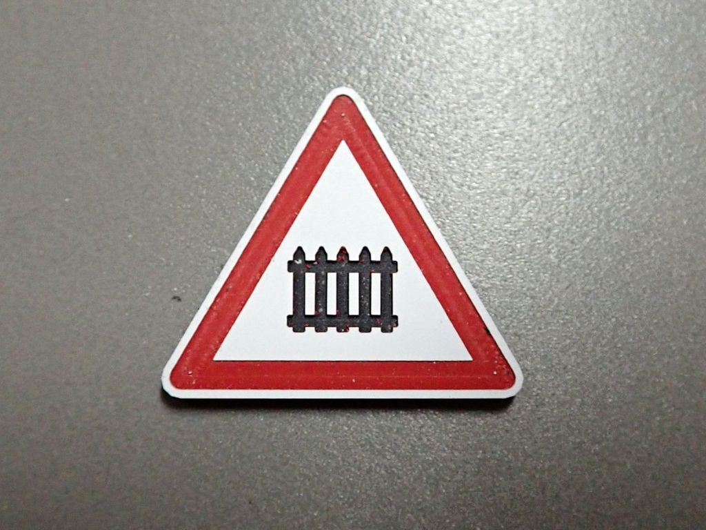 Verkehrsschild Achtung Bahnübergang m. Schranke 26,5 x 23,5mm 2-Schicht-Kunststoff