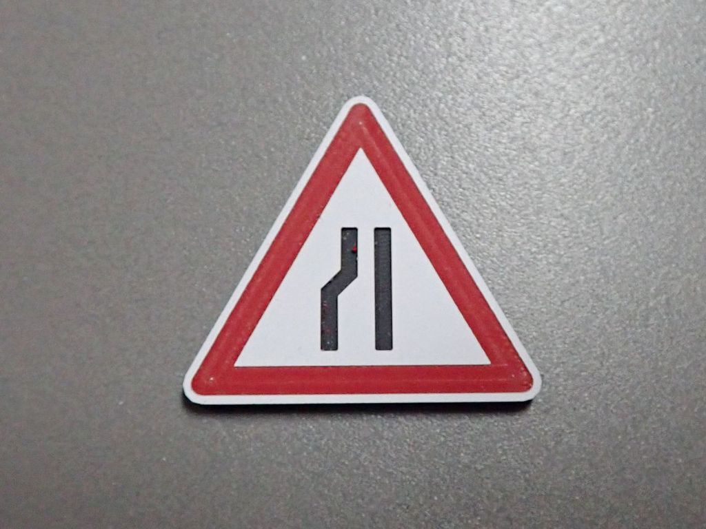 Verkehrsschild Achtung Verengte Fahrbahn links 26,5 x 23,5mm 2-Schicht-Kunststoff