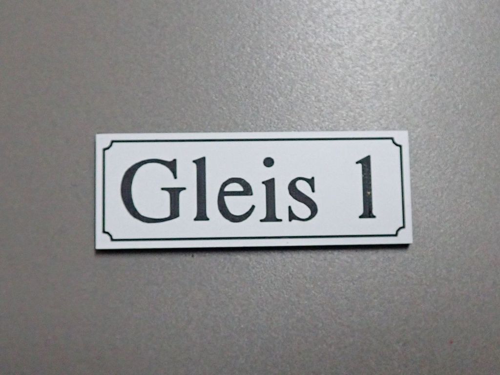Gleisschild alte Schrift Gleis 1 22 x 8 mm, 2-Schicht-Kunststoff