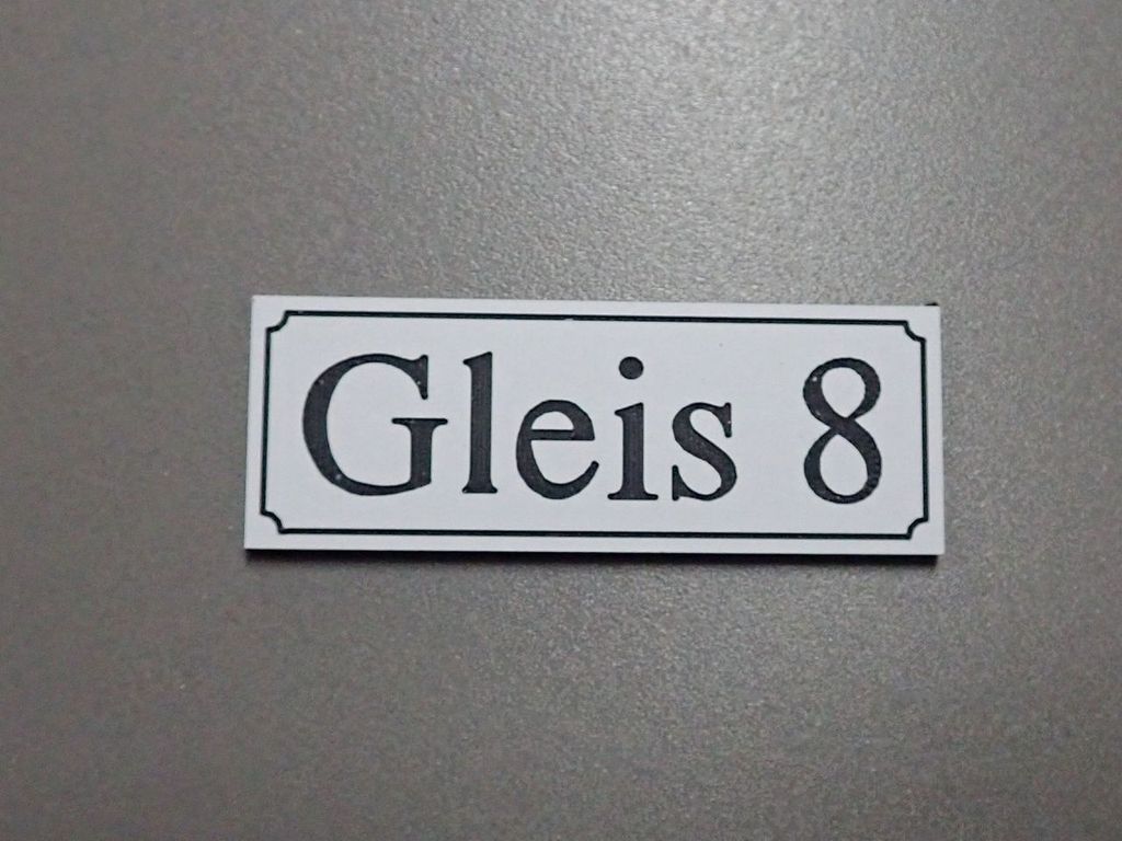 Gleisschild alte Schrift Gleis 8 22 x 8 mm, 2-Schicht-Kunststoff