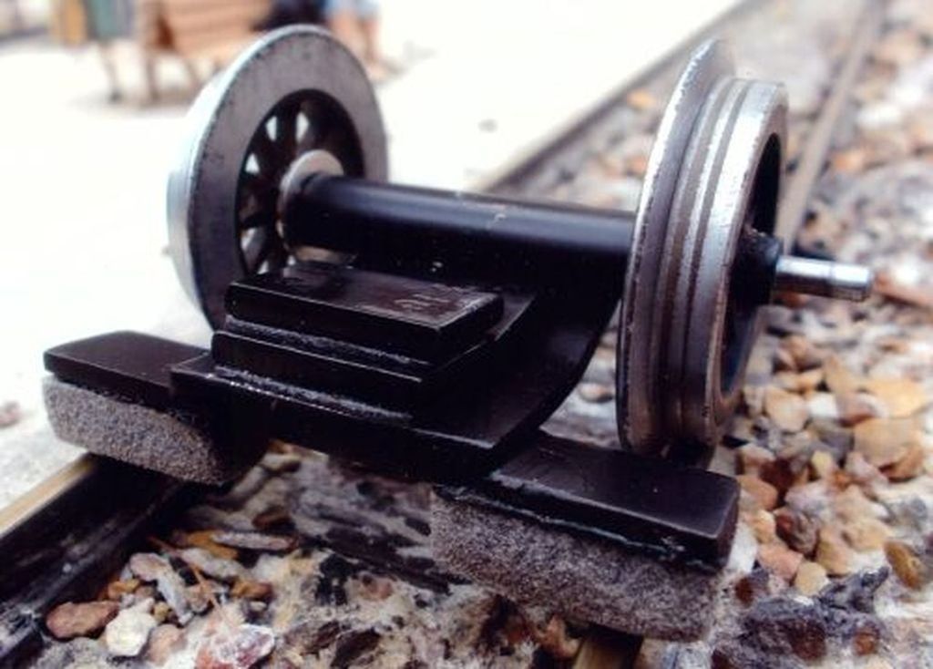 Gleisreiniger für Güterwagenachse passend für Achsen von LGB, Piko, Liliput,,,