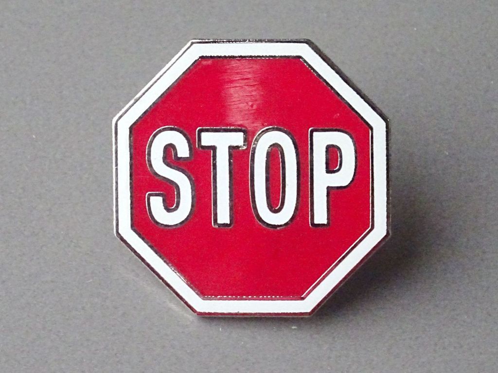 Stoppschild 25 x 25 mm, Rahmenemailletechnik, Pin