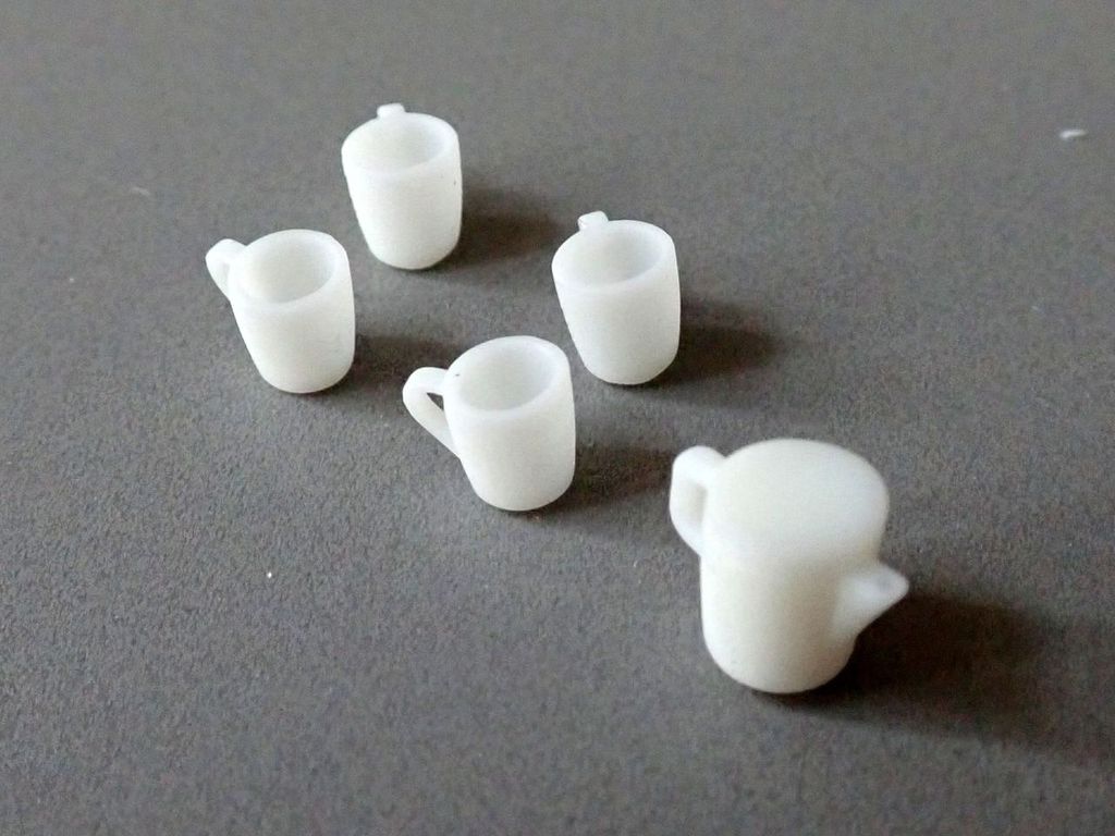 Tassen mittelgroß, 4 Stück + kleine Kaffeekanne 1:22,5, 3D-Druck