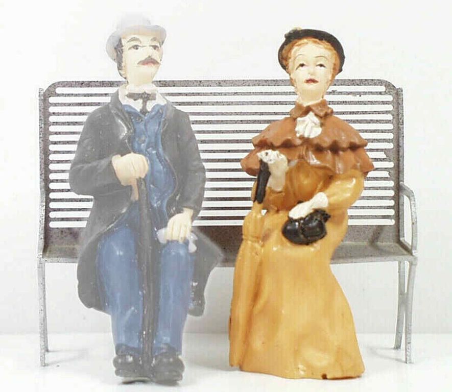 Frau sitzend mit Schirm Höhe 65 mm