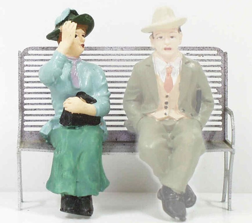 Frau sitzend mit Tasche Höhe 65 mm