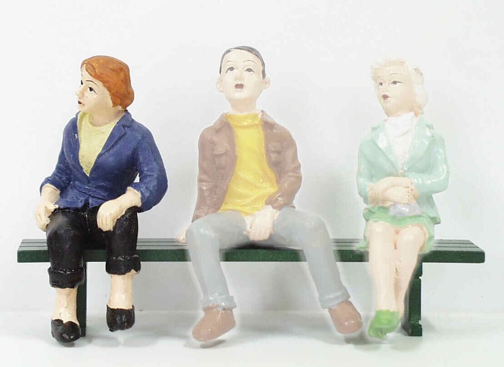 Junge Frau sitzend Höhe 65 mm