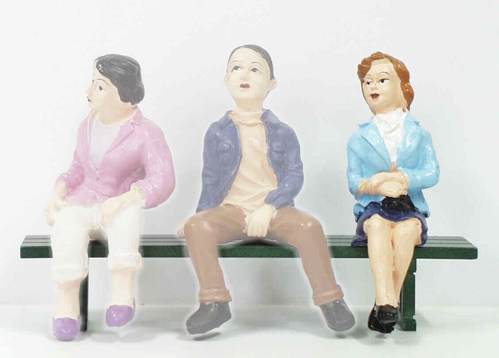 Junge Frau sitzend mit Tasche Höhe 65 mm