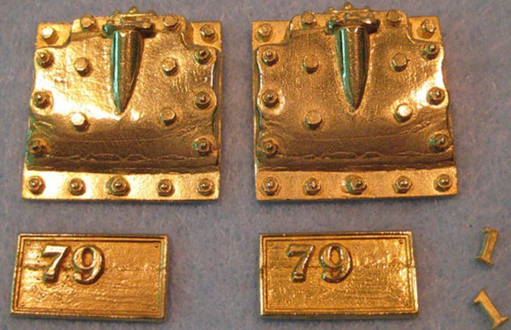 Zylinderdeckel und Nummernplatten für Darjeeling Lokomotiven, je ca. 25 x 25 mm