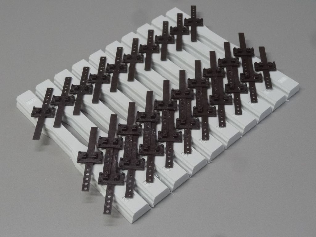 Betonschwellen Dreischienengleis 45/64 mm, Code 250, 50 Stück 115 x 13 x 8 mm