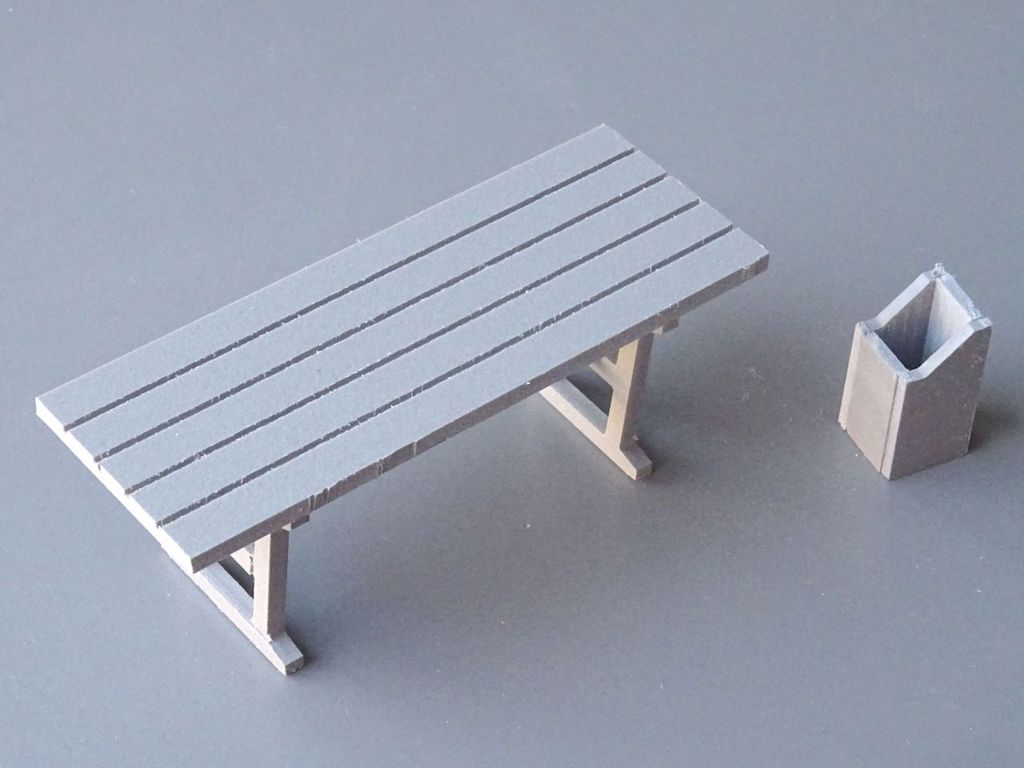 Holztisch und Papierkorb Tischplatte 93x34mm